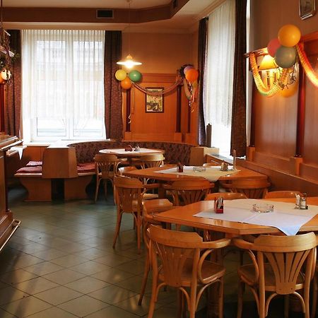 Corner Hotel U Divadla*** - Зноймо Екстериор снимка