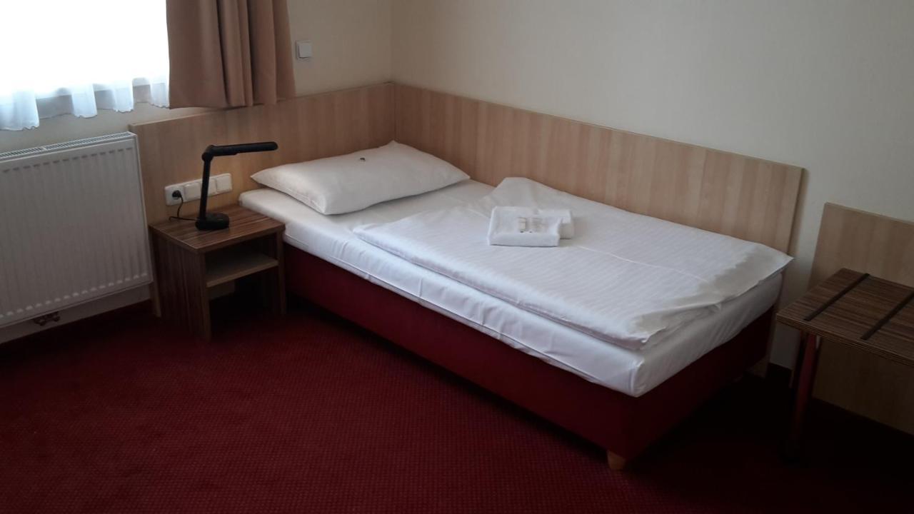 Corner Hotel U Divadla*** - Зноймо Екстериор снимка