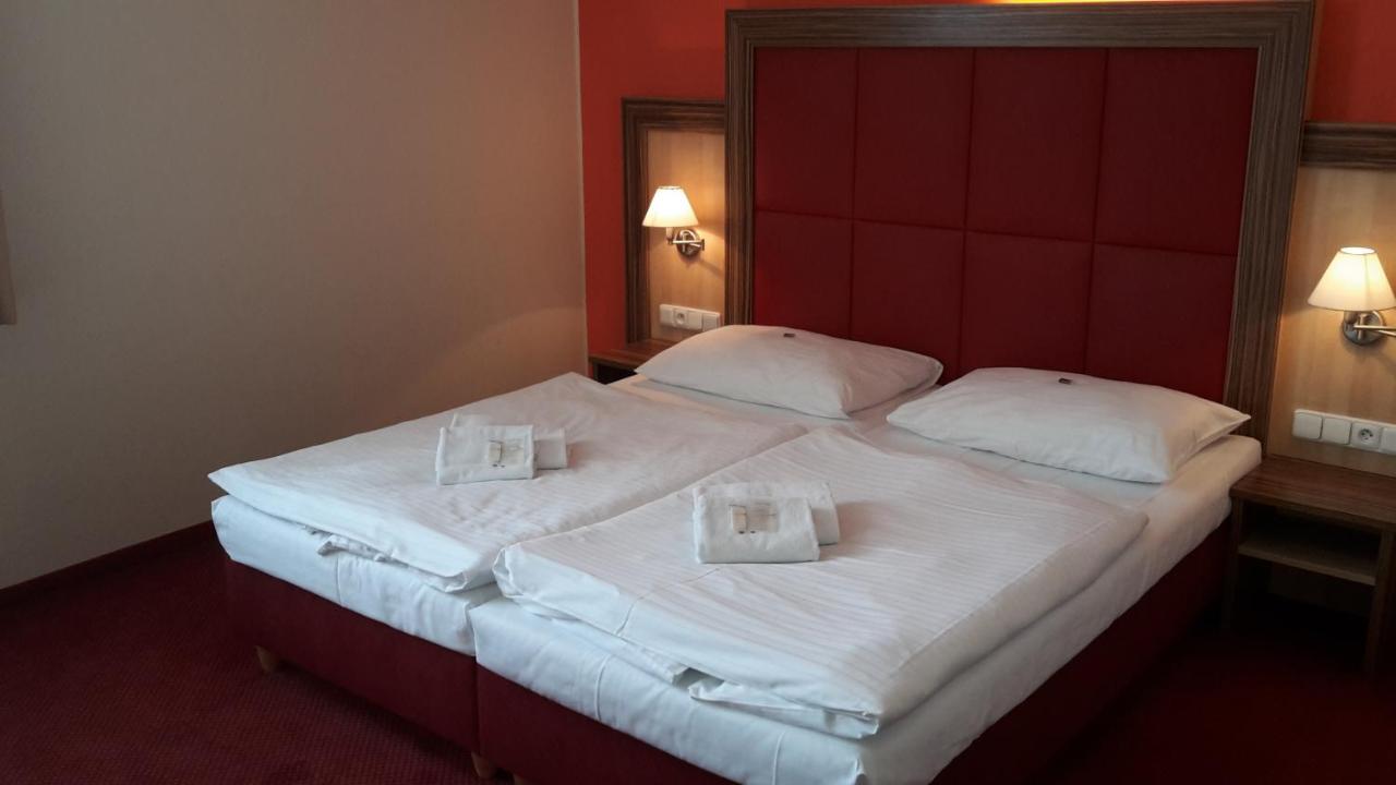 Corner Hotel U Divadla*** - Зноймо Екстериор снимка