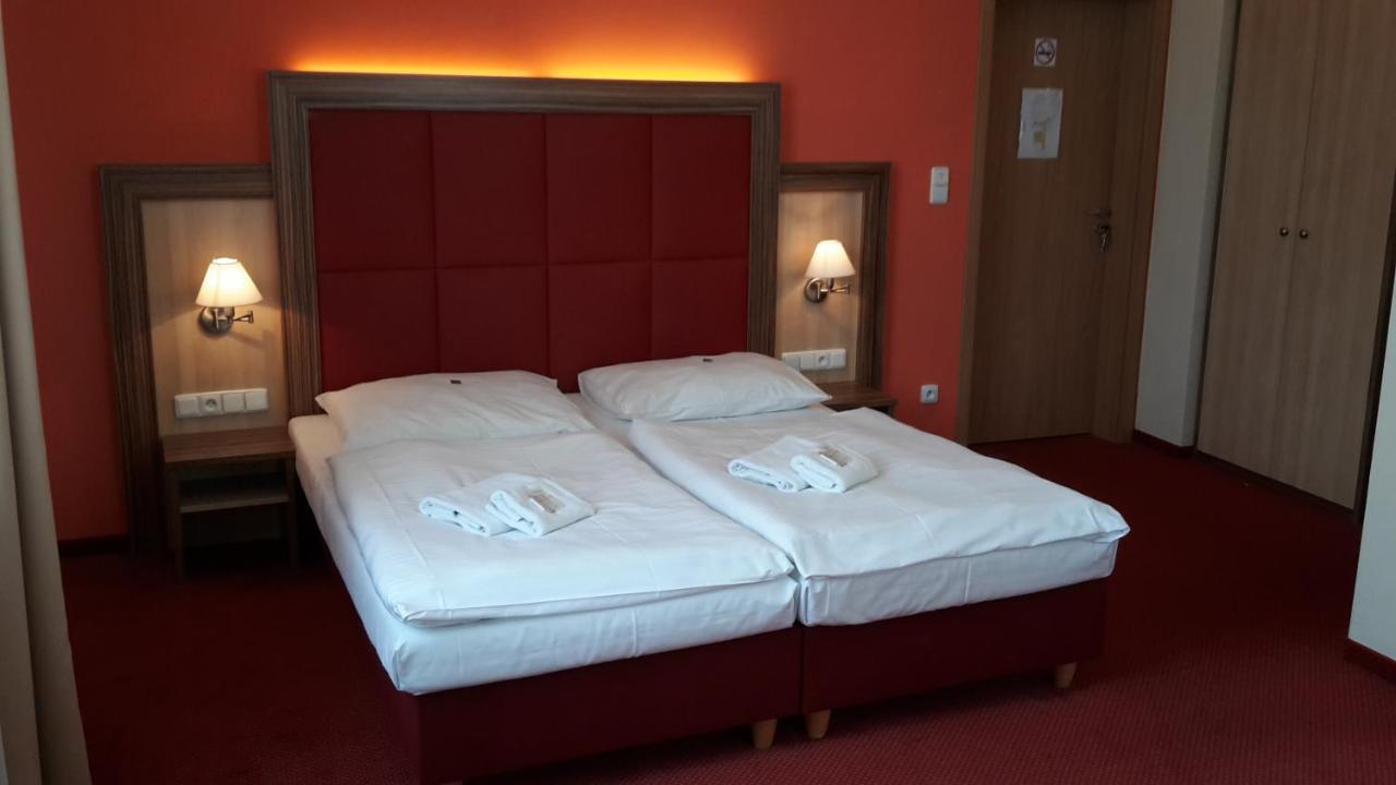 Corner Hotel U Divadla*** - Зноймо Екстериор снимка