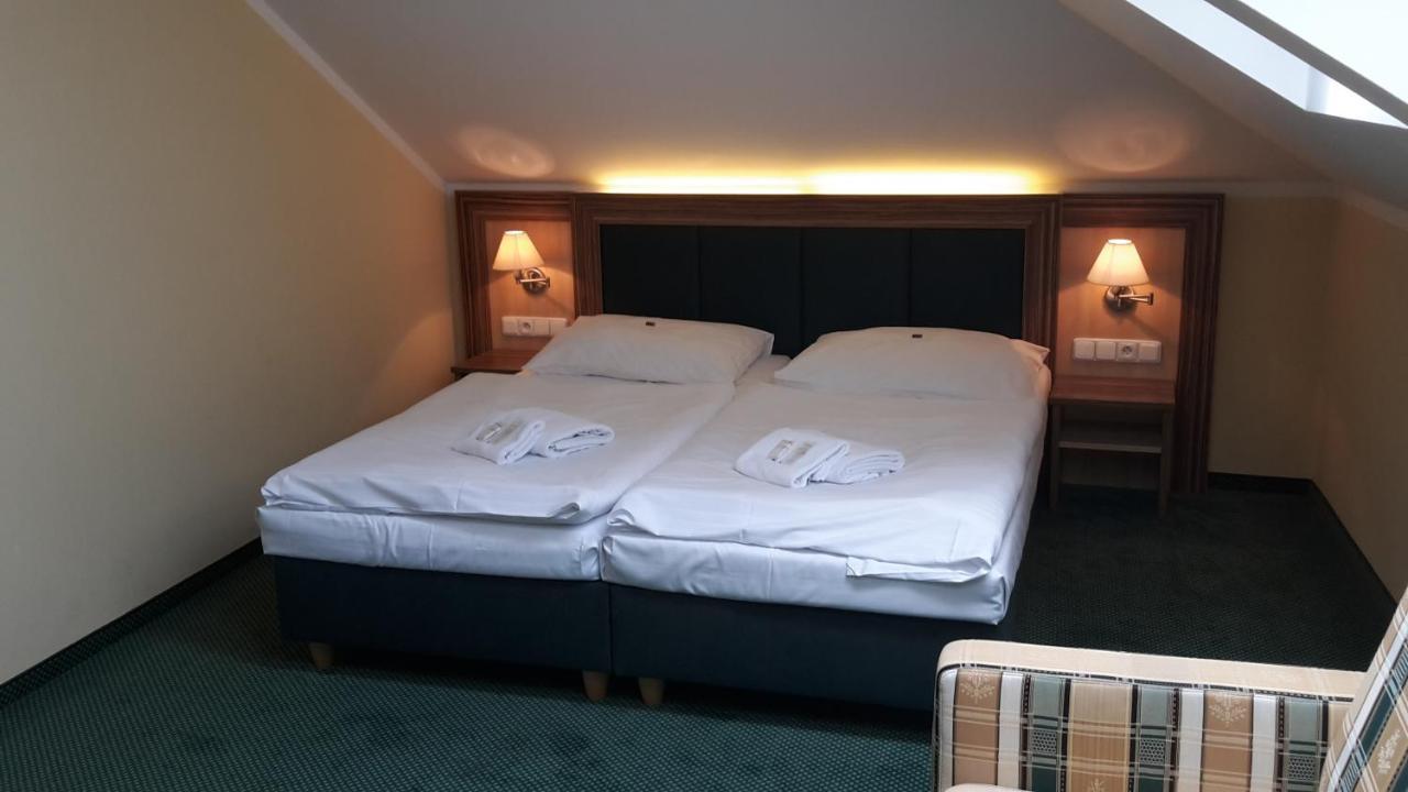 Corner Hotel U Divadla*** - Зноймо Екстериор снимка
