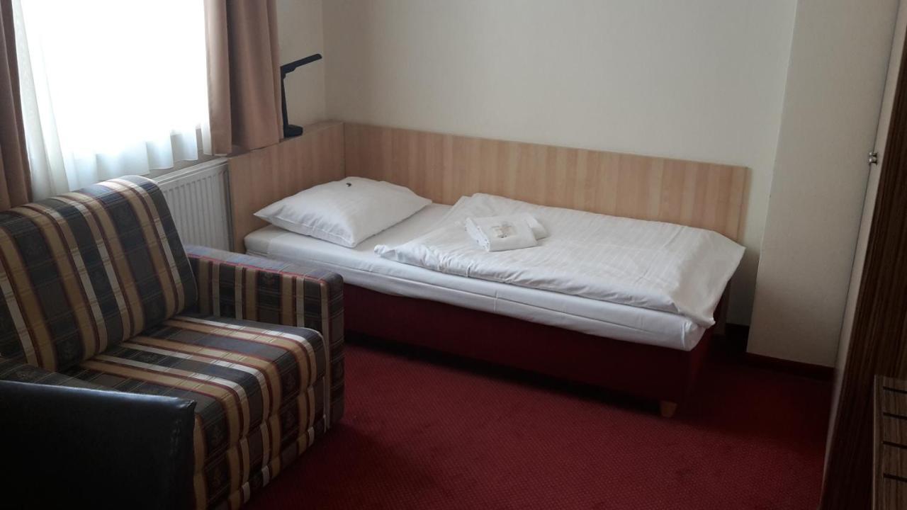 Corner Hotel U Divadla*** - Зноймо Екстериор снимка