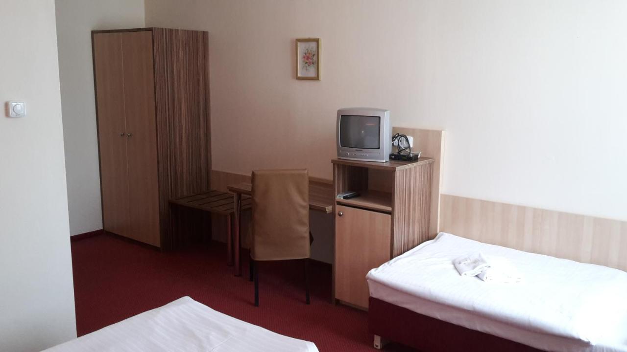 Corner Hotel U Divadla*** - Зноймо Екстериор снимка